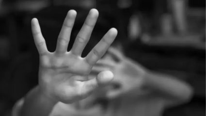 आंघोळ करतानाचे ‘ते’ फोटो व्हायरल करण्याची तरुणीला धमकी; तब्बल 9 वर्षे अत्याचार केले अन् नंतर…