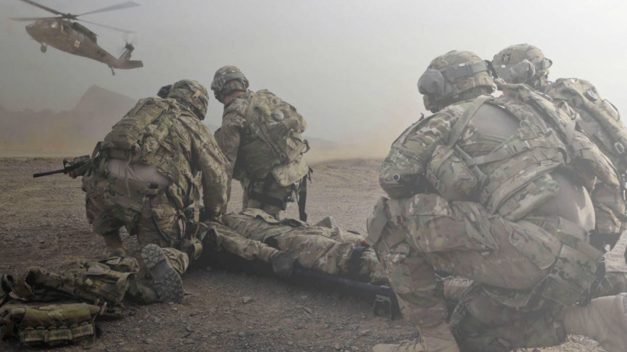 US Iran War : ट्रम्प यांची धमकी अन् इराणचा पलटवार; कुवैत, सौदीमध्ये भीषण हल्ले, १५ अमेरिकन सैनिक जखमी