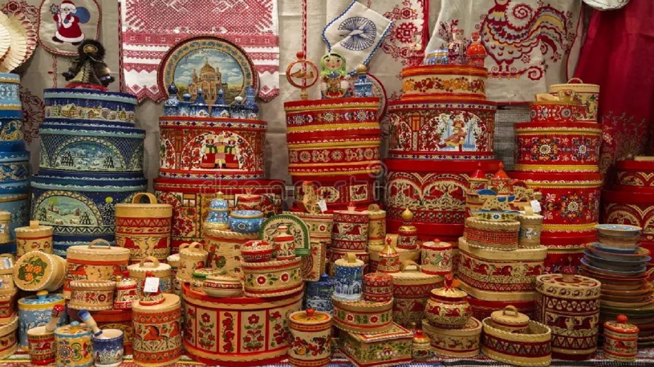 हस्तकला, लोककलेच्या मागणीत घट; पेठांमधील ग्रहकांची संख्या कमी होत असल्यामुळे कारागिरांपुढे उपजीविकेचा प्रश्न