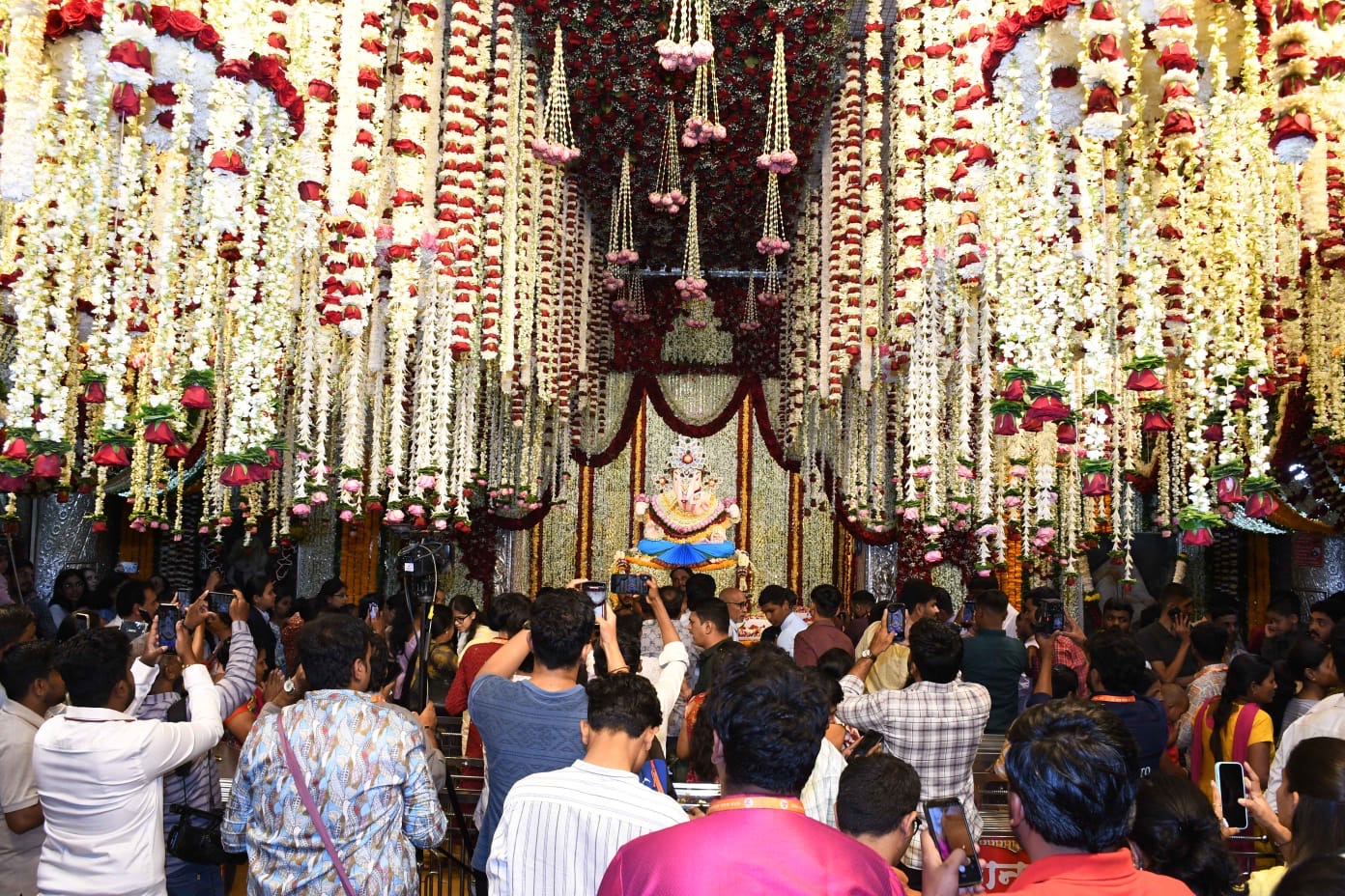 दगडूशेठचा ‘श्रीमंत’ थाट; 51 लाख फुलांत नटला लाडका गणपती बाप्पा