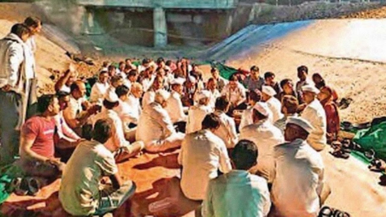 Ahilyanagar News: पाण्यासाठी ग्रामस्थ आक्रमक! टाळ-मृदंगाच्या निनादात शेतकरी उतरले थेट कालव्यात