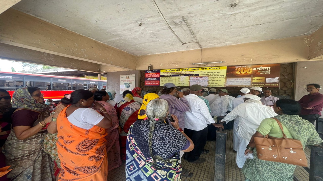 Ahilyanagar News: तारकपूर स्थानकात सवलतीचा ‘स्मार्ट’ छळ; ज्येष्ठ नागरिकांची ससेहोलपट, १५ दिवसांची प्रतीक्षा