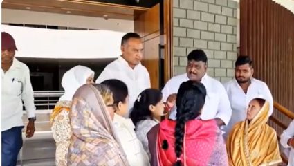 Ahilyanagar News : नेवासा मुख्याधिकाऱ्यांच्या मनमानी कारभारावर नगरसेवक थेट जिल्हाधिकाऱ्यांच्या दरबारी