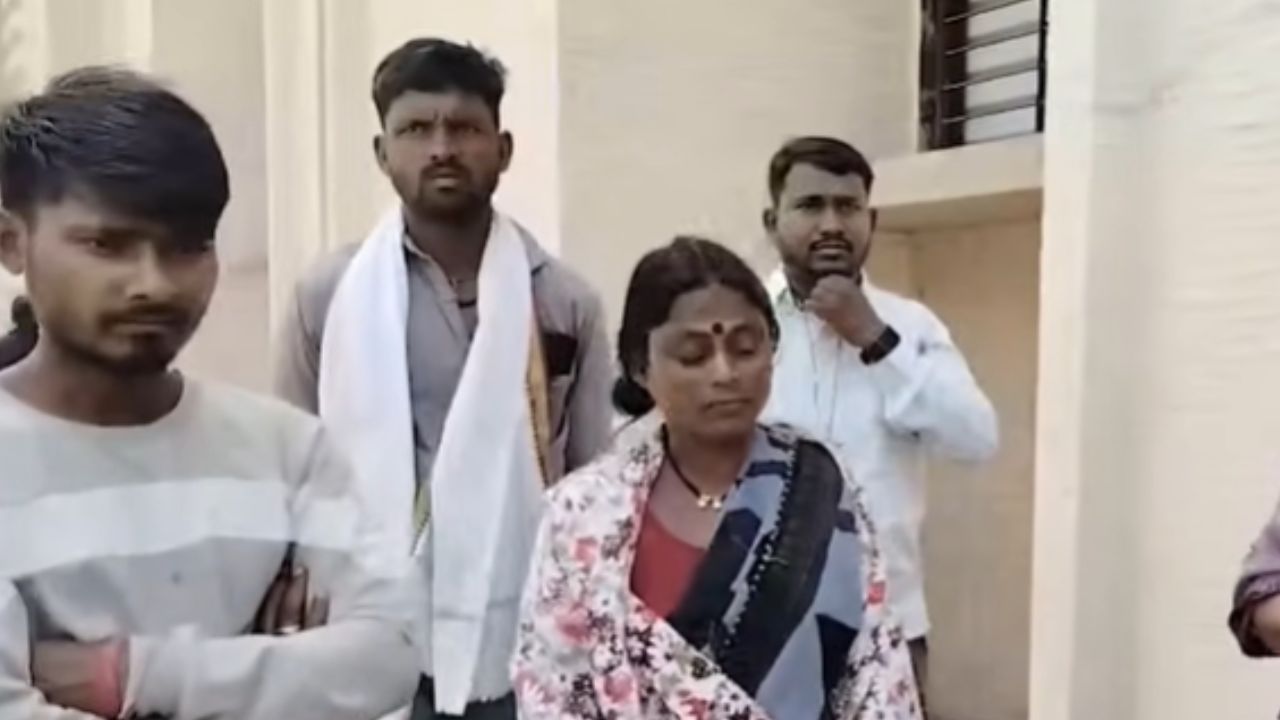 Akola Crime : आरोपींना फाशी होईपर्यंत मृतदेह ताब्यात घेणार नाही ,पीडित कुटुंबाचा आक्रमक पवित्रा