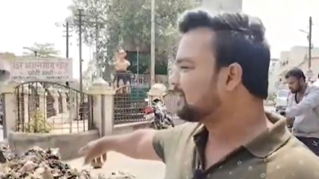 Akola Garbage Issue News : अकोला हादरलं! राजकीय सूडबुद्धीतून शहीद भगतसिंग यांच्या स्मारकाची विटंबना?