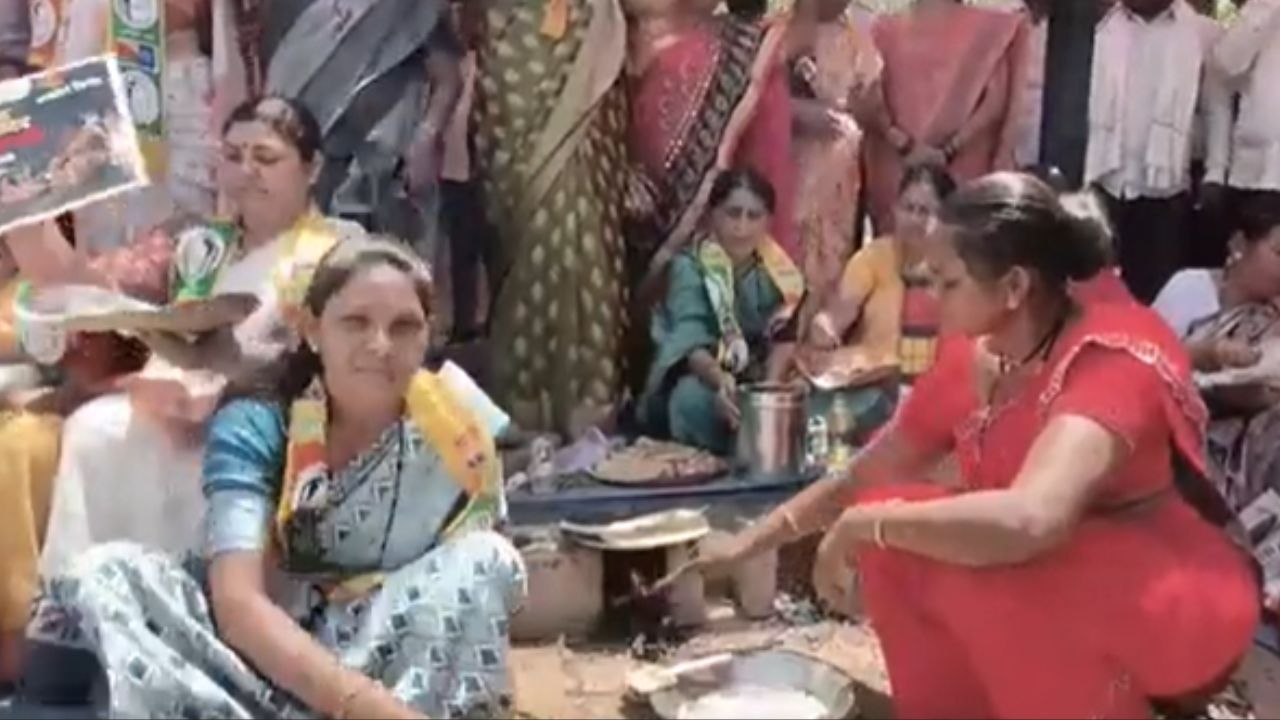 Akola News : सिलेंडरसाठी वणवण! अकोल्याच्या रस्त्यावर थापल्या भाकरी; पाहा व्हिडिओ