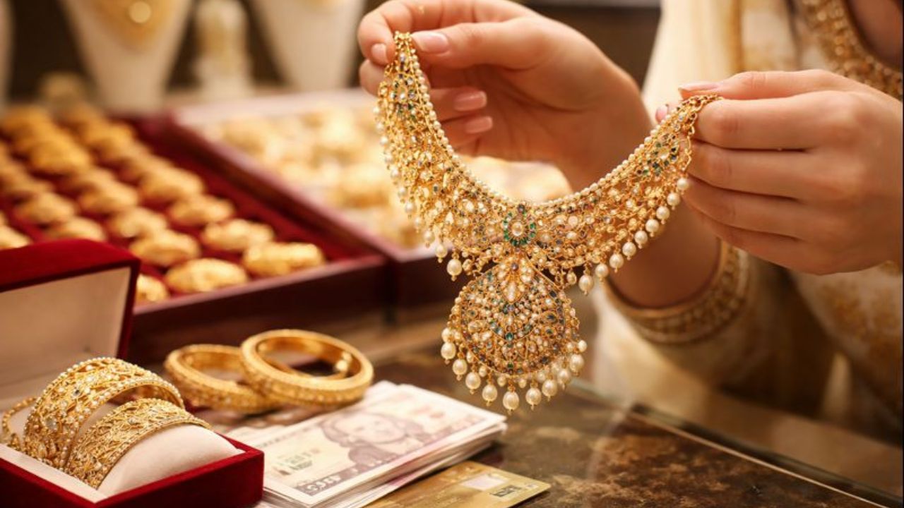 Todays Gold-Silver Price: अक्षय्य तृतीयेला सोनं महागलं! मुंबई-पुण्यात आजचा दर किती? खरेदीपूर्वी जाणून घ्या सविस्तर