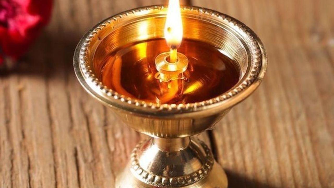 Astro Tips: देवासमोर दिवा लावताना कोणते तेल वापरणे असते शुभ, जाणून घ्या धार्मिक महत्त्व