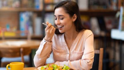 Astro Tips: खाण्याची पद्धत सांगते तुमचा स्वभाव, अशी सवय असलेले लोक असतात मजेशीर