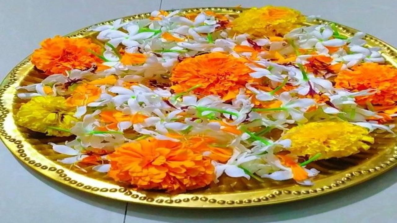 Astro Tips: देवपूजा करताना या फुलांपासून राहा दूर, नाहीतर मिळू शकतात अशुभ परिणाम