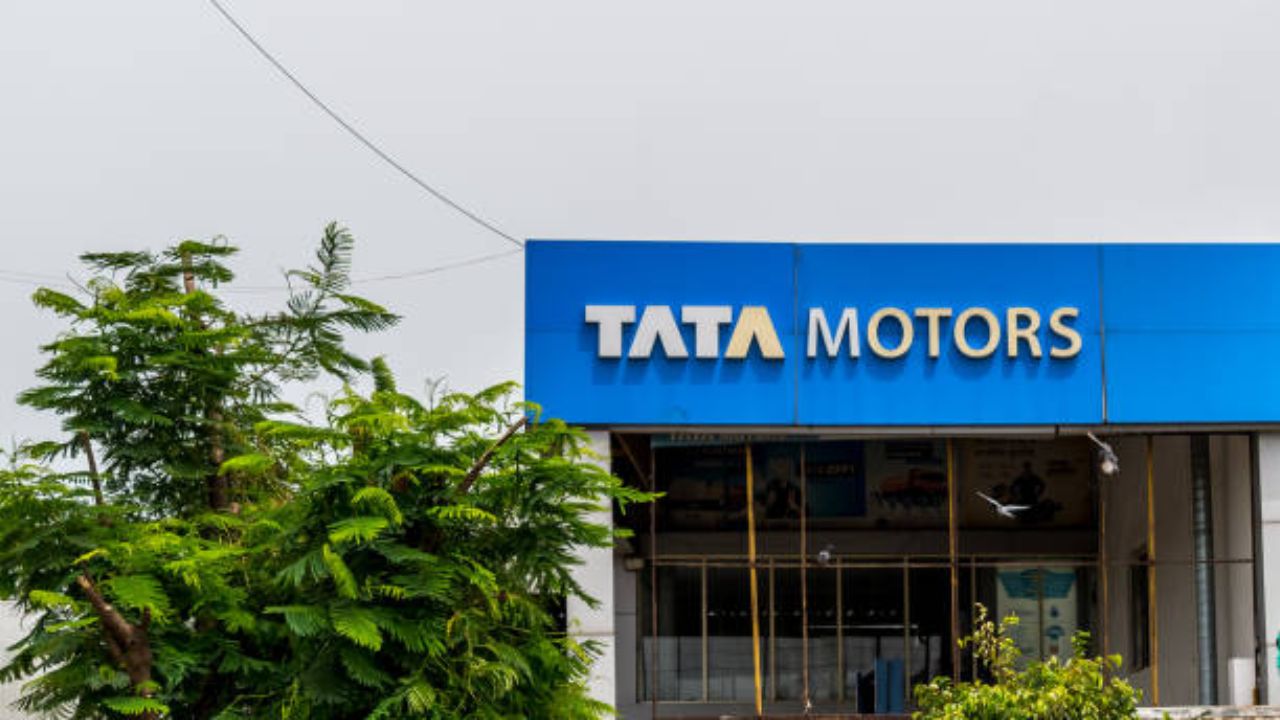 Tata Motors चा ‘लखनौ’मध्ये डंका! ३५ वर्षांच्या प्रवासात १० लाख व्यावसायिक वाहनांच्या उत्पादनाचा टप्पा पूर्ण!