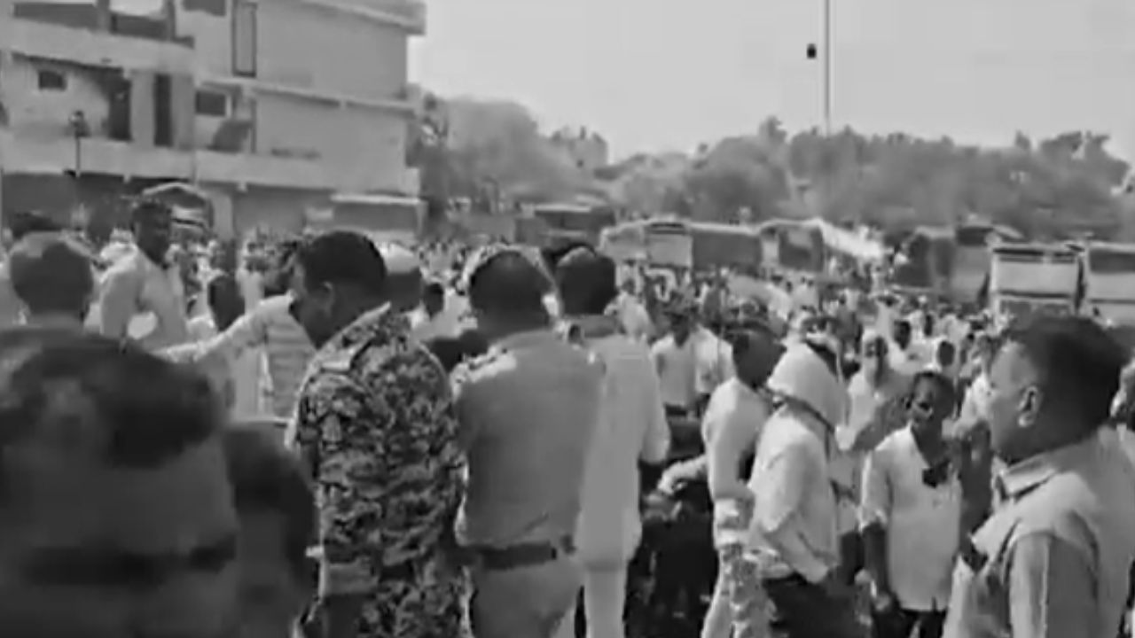 Beed Police Lathi Charge : किरकोळ अपघातावरून दोन गट भिडले; पोलिसांनी केली कारवाई