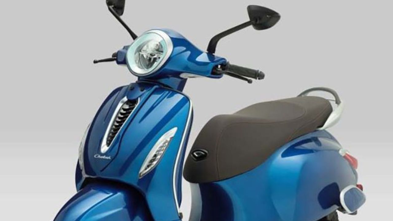 अप टू डेट राहणं कोणी Bajaj कडून शिकावं! खास Electric Scooter झाली अपडेट, किंमत 1 लाखांपेक्षा कमी