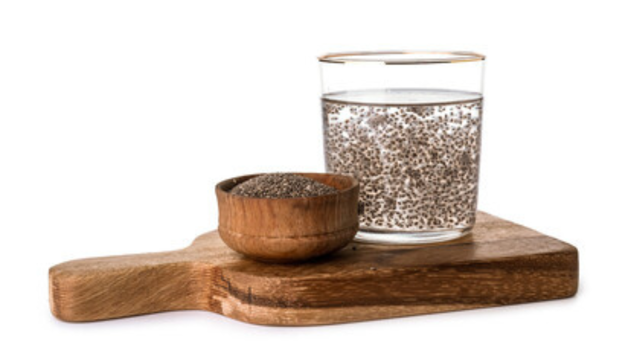 तुम्हाला तुमच्या वजन कमी करायचे आहे का? तसे असल्यास, तुमच्या रोजच्या आहारात चिया सीड्सचा समावेश करण्याचा विचार करा. चिया सीड्समध्ये फायबर असते, जे तुम्हाला जास्त वेळ पोट भरल्यासारखे वाटण्यास आणि भूक नियंत्रित करण्यास मदत करते