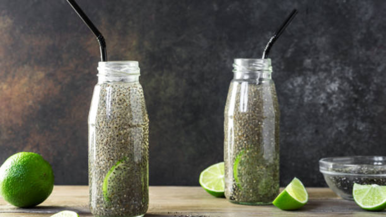 कोलेस्ट्रॉलची पातळी नियंत्रित करण्यासाठी Chia Seeds चे सेवन केले जाऊ शकते, म्हणजेच त्या तुमच्या हृदयाच्या आरोग्यासाठी अत्यंत फायदेशीर ठरू शकतात. मधुमेहींनाही चिया सीड्सचे सेवन करण्याचा सल्ला दिला जातो, कारण त्यांमध्ये औषधी गुणधर्म असतात