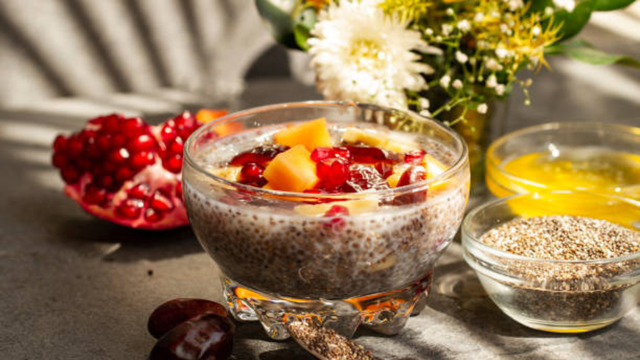 Chia Seeds तुमच्या आतड्यांच्या आरोग्यासाठीदेखील खूप फायदेशीर ठरू शकतात. तुम्हाला वारंवार बद्धकोष्ठतेचा त्रास होतो का? तसे असल्यास, पोषक तत्वांनी समृद्ध असलेल्या चिया सीड्सचे सेवन केल्याने ही समस्या कमी होण्यास मदत होऊ शकते