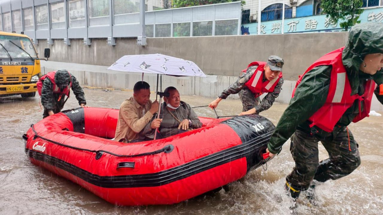 China Flood : चीनमध्ये पावसाचा हाहा:कार! Qinzhou शहरात ढगफुटीने विनाशकारी पूर, जनजीवन विस्कळीत