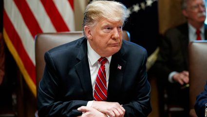 US Politics : इराणशी युद्ध डोनाल्ड ट्रम्प यांच्या आंगलट? लोकप्रियतेचा आलेख घरसला, खुर्ची धोक्यात? 