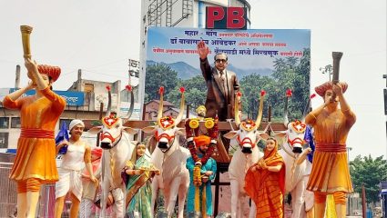 Solapur News : डॉ.बाबासाहेब आंबेडकर जयंती निमित्ताने भव्य मिरवणूक; आंबेडकरांच्या जीवनावरील प्रसंगांच्या देखाव्यांनी वेधले लक्ष