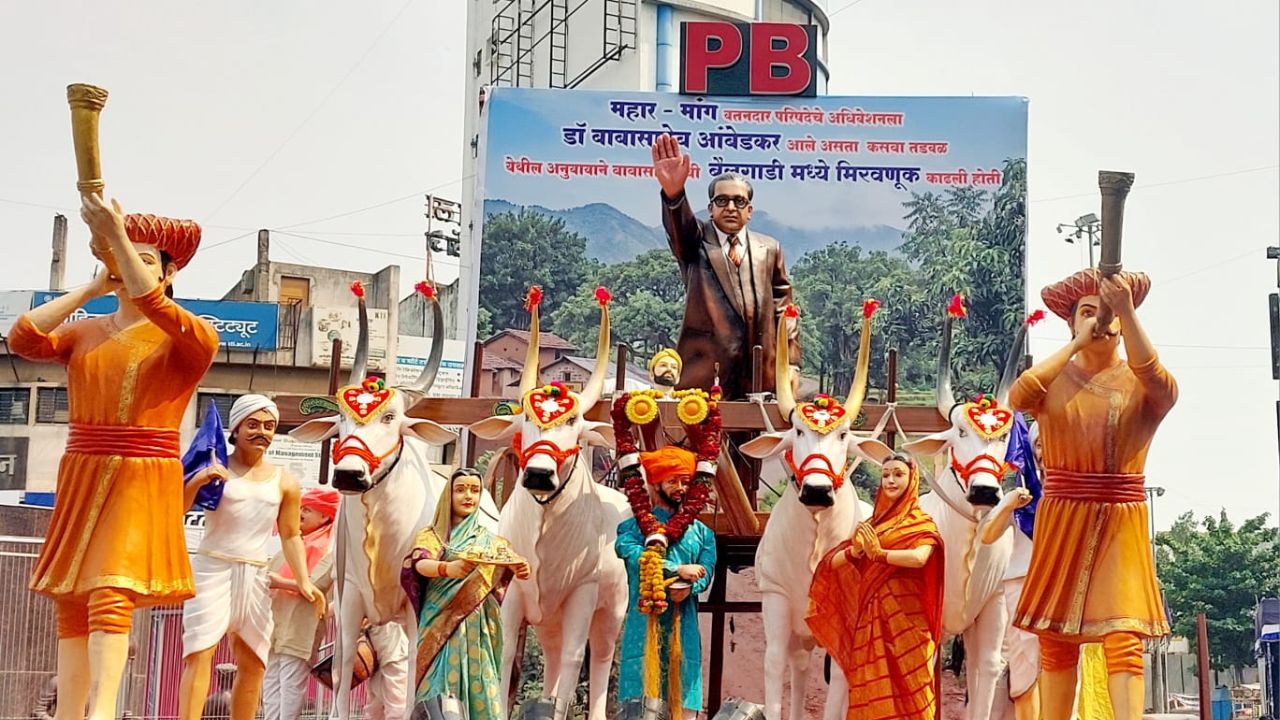 Solapur News : डॉ.बाबासाहेब आंबेडकर जयंती निमित्ताने भव्य मिरवणूक; आंबेडकरांच्या जीवनावरील प्रसंगांच्या देखाव्यांनी वेधले लक्ष
