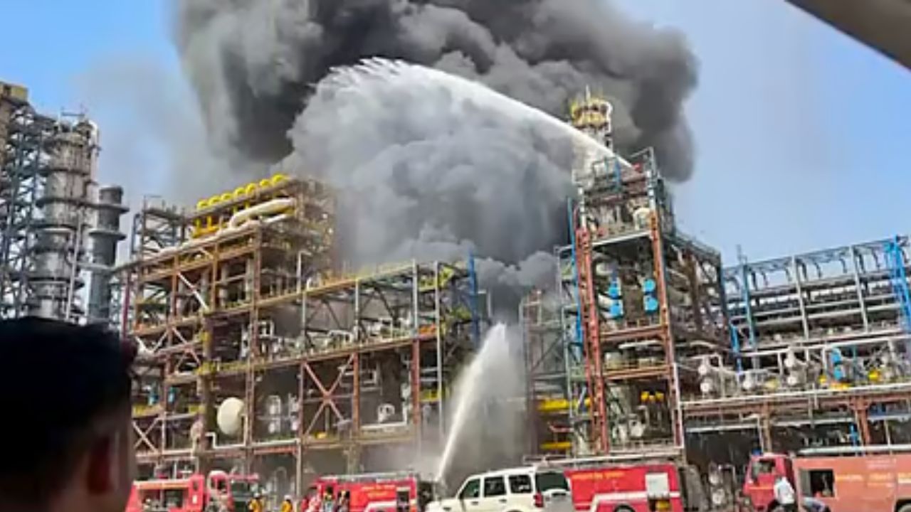 रिफायनरी आगीचा निष्काळजीपणा की षडयंत्र; काम पूर्ण झालेले नसताना उद्घाटनचा घाट
