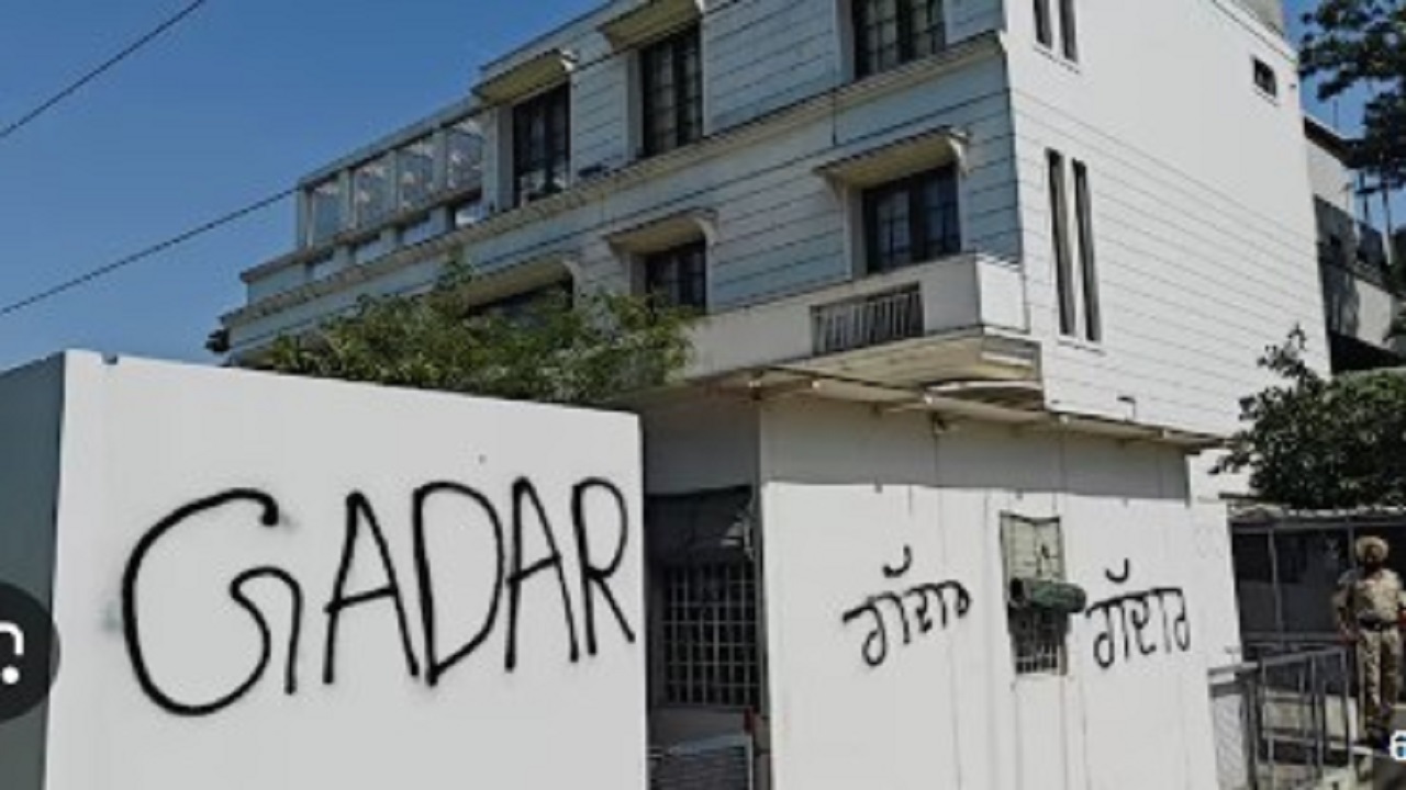 हरभजन सिंग यांच्या बंगल्याबाहेर आप कार्यकर्ते आक्रमक; भिंतीवर लिहिलं ‘गद्दार’