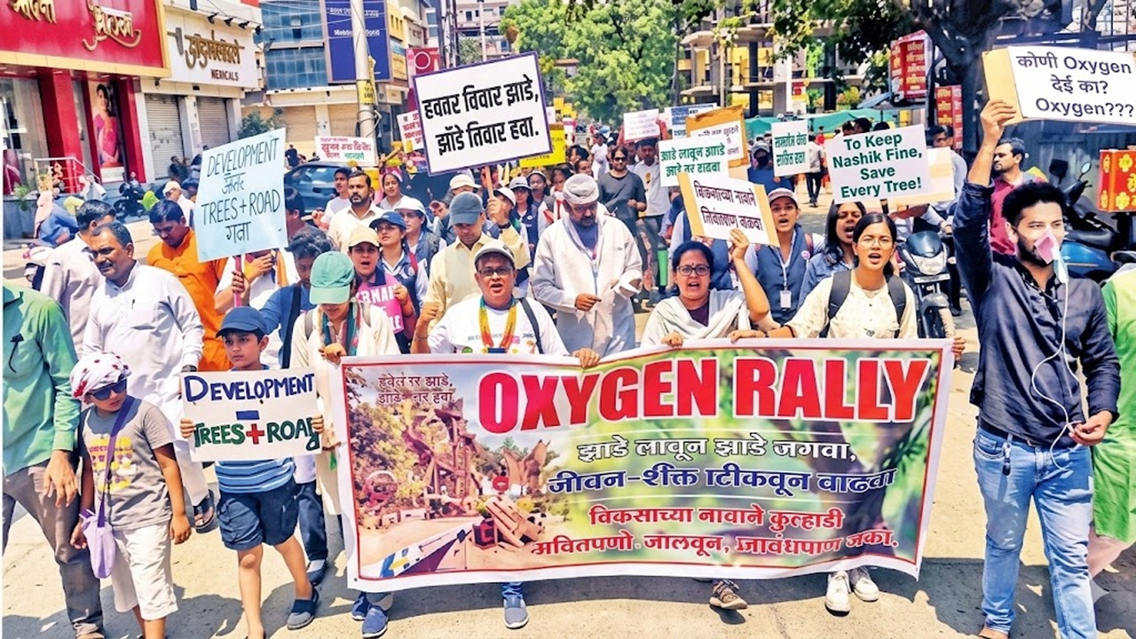 Nashik News : “विकासाच्या नावे सुरू असलेला विनाश थांबवा”, ऑक्सिजन मास्क घालून Gen Z उतरले शहराच्या रस्त्यावर