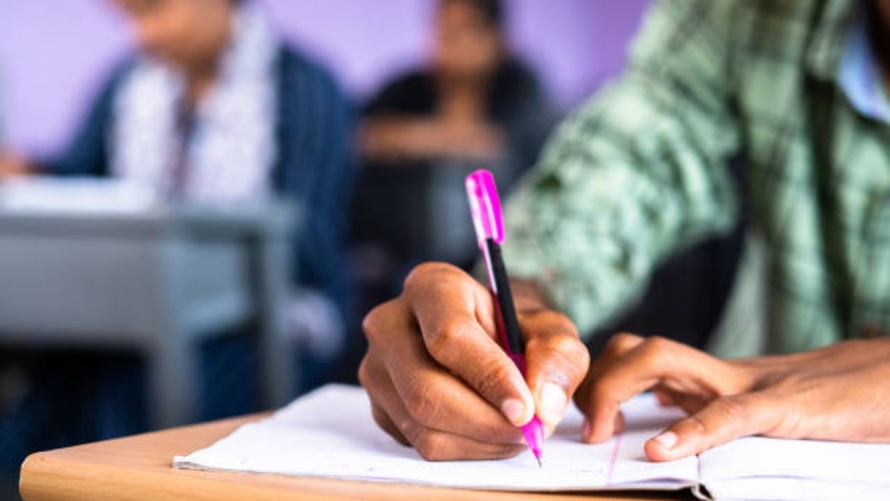 Career News : परीक्षा शुल्क माफीची घोषणा फक्त कागदावरच, विद्यार्थ्यांना परतावा नाहीच