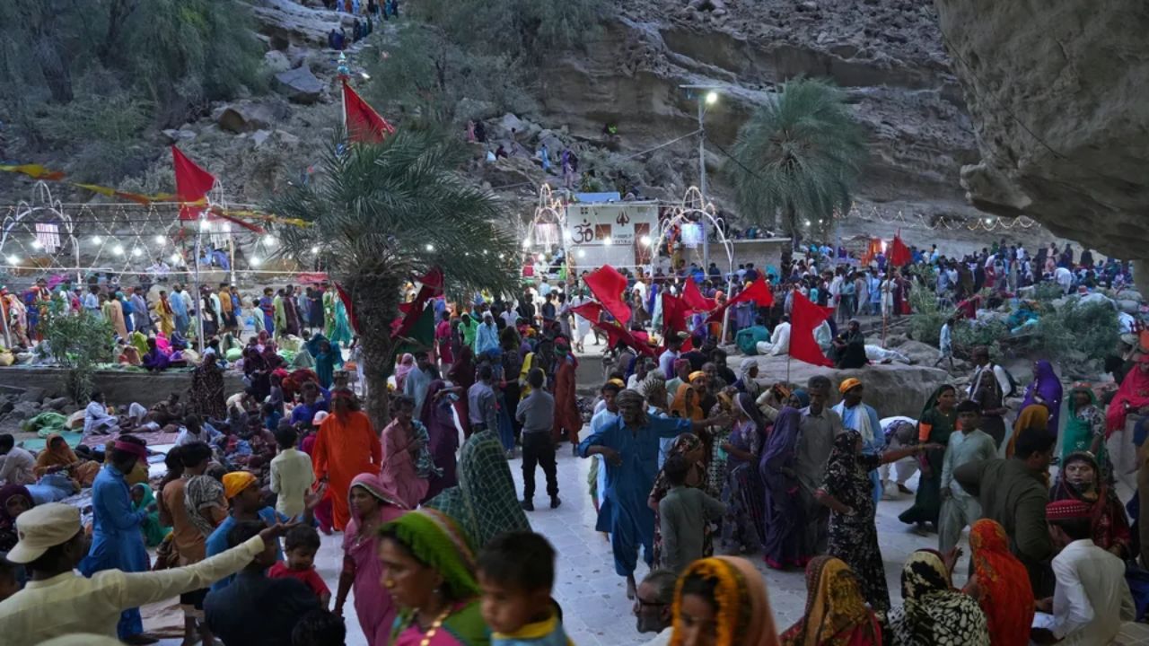Hinglaj Mata: श्रद्धेचा अविश्वसनीय प्रवास! पाकिस्तानामध्ये दुमदुमला ‘जय माता दी’चा जयघोष; 3 लाख भाविकांनी घेतले दर्शन