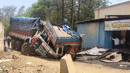 Satara News : कोर्टी येथे मालट्रकचा भीषण अपघात; ट्रक पुलावरुन 30 फुट खाली सर्व्हिस रोडवर कोसळला