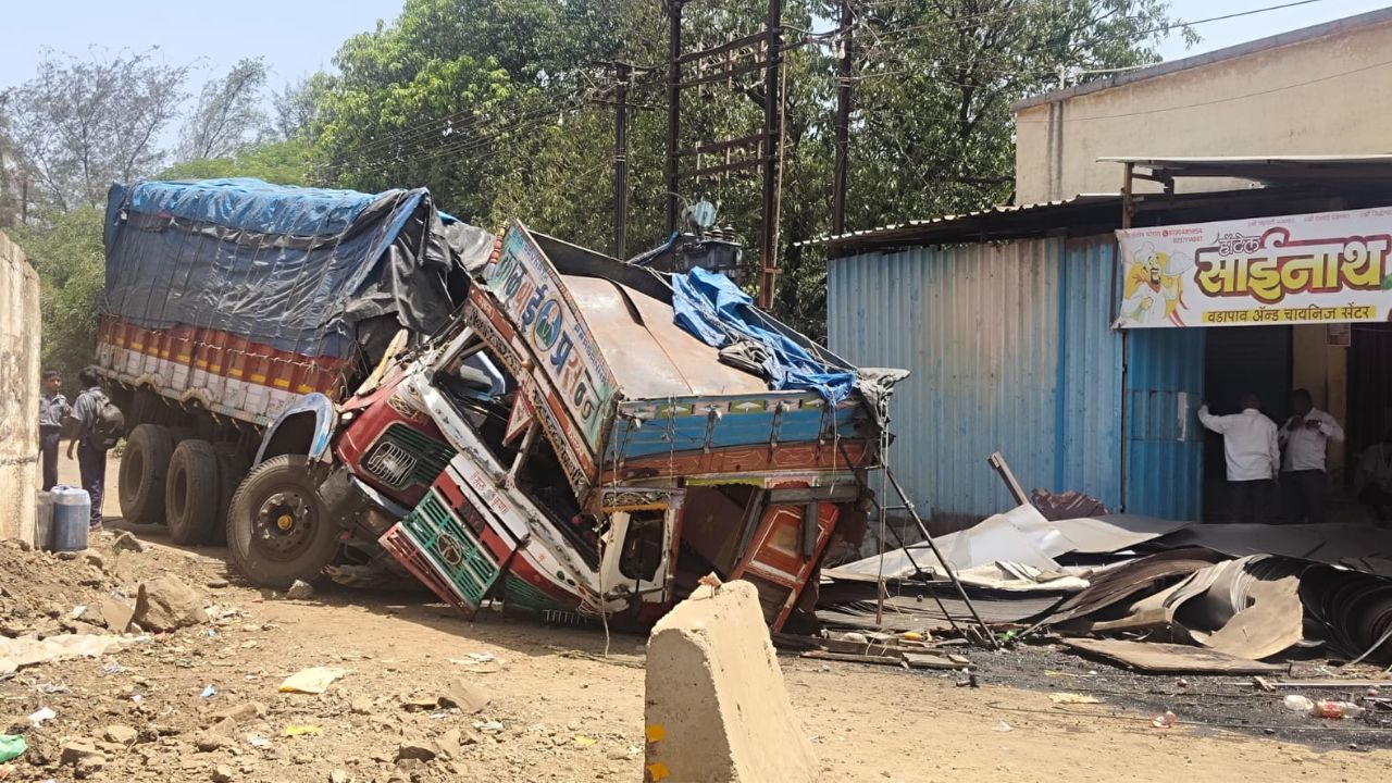 Satara News : कोर्टी येथे मालट्रकचा भीषण अपघात; ट्रक पुलावरुन 30 फुट खाली सर्व्हिस रोडवर कोसळला