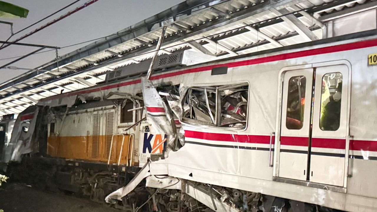 Indonesia Train Crash : इंडोनेशिया भीषण दुर्घटना! दोन ट्रेनच्या जोरदार धडकेने हादरलं स्टेशन, थरारक VIDEO आला समोर