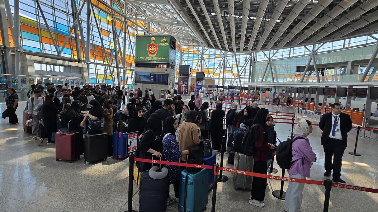 Middle East Conflict : 50 दिवसांनंतर इराणने पुन्हा खुली केली हवाई हद्द; पूर्व इराणमध्ये आंतरराष्ट्रीय विमानसेवा पुन्हा सुरू