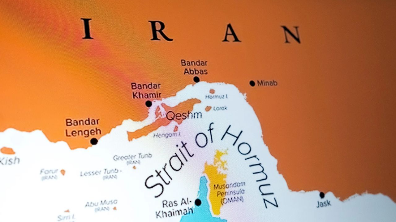 US Iran War : जगावर पुन्हा महागाईचं सावट? ट्रम्प यांच्या धमकीनंतर इराणने Strait of Hormuz बाबत घेतला मोठा निर्णय