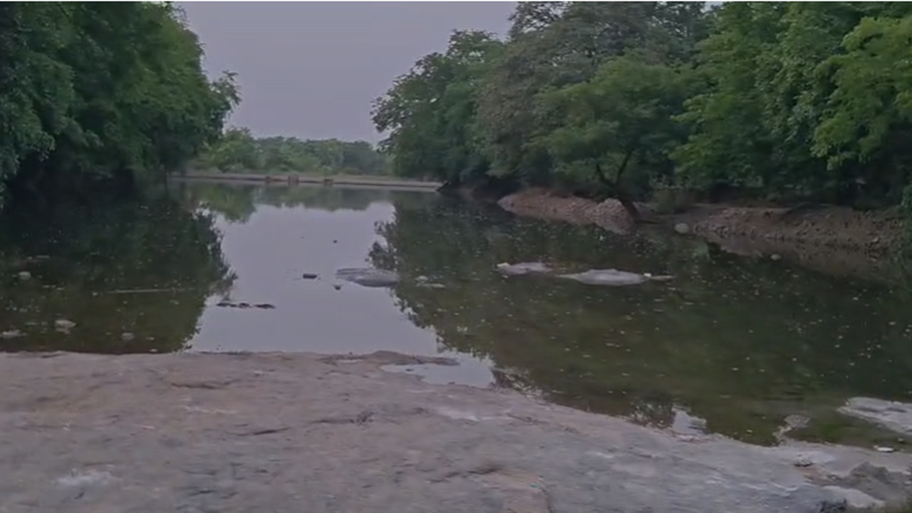 Karjat News : टोरंटो कंपनीकडून राजनाला कालव्यातील पाण्याची चोरी; बंधाऱ्यावर मोटार लावून बेकायदेशीर उपसा