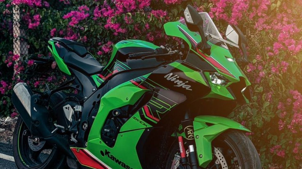 काय चेष्टा आहे राव! Kawasaki च्या ‘या’ बाईकवर 2 लाख रुपयांचे डिस्काउंट देऊन सुद्धा किंमत 15 लाखांपेक्षा जास्त