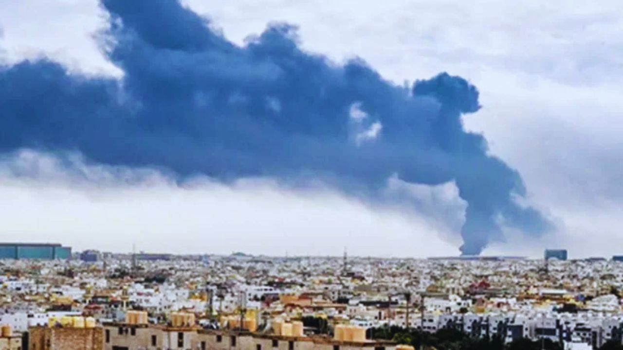 Kuwait Attack : कुवेत सीमेवर महासंग्राम! इराकी ड्रोनचा उत्तरेकडील चौक्यांवर भीषण हल्ला; फायबर-ऑप्टिक तंत्रज्ञानाने जगाला हादरवले