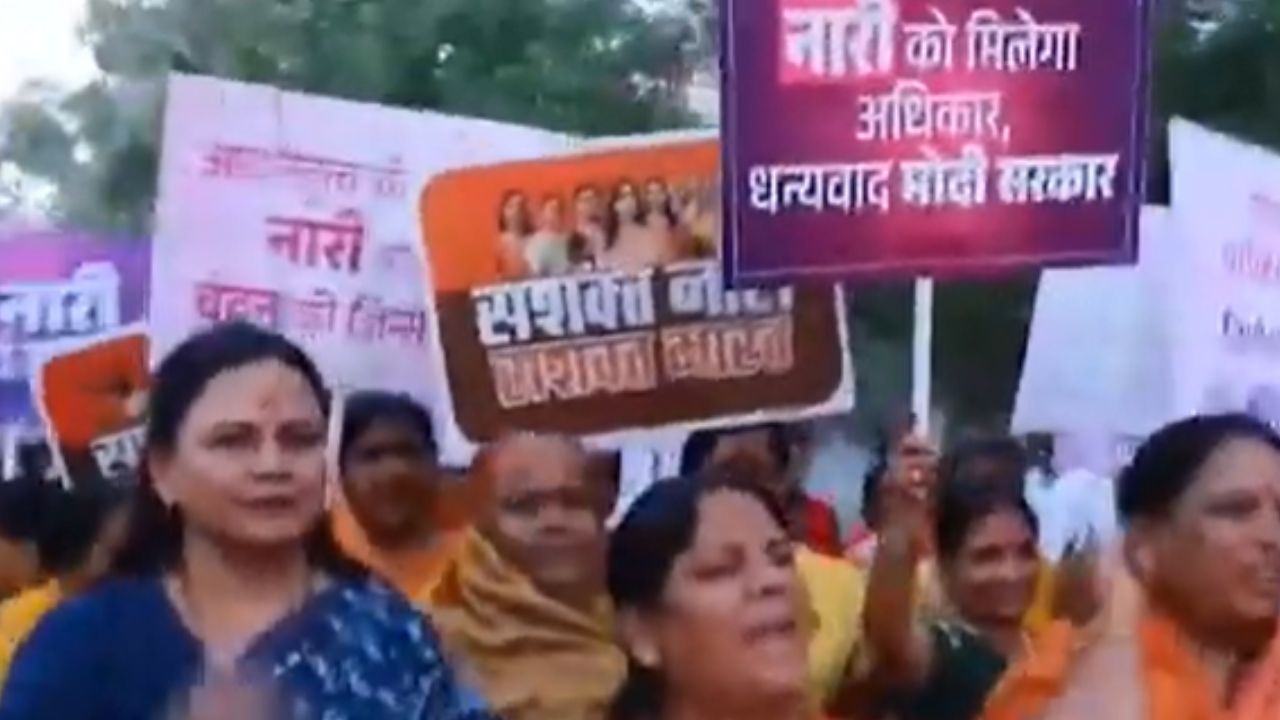 Latur News : आरक्षण नव्हे सत्तेत भागीदारी! लातुरातील महिलांचा ऐतिहासिक पदयात्रेने हुंकार