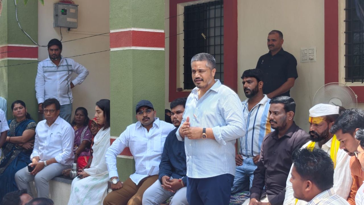 Maharashtra Politics : पोटनिवडणुकीच्या प्रचाराने पवार कुटुंब एकत्र येणार? सुनेत्रा काकींच्या प्रचारासाठी रोहित पवार उतरले मैदानात