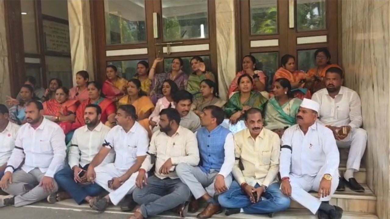 Satara ZP Politics: साताऱ्यात लोकशाहीचा गळा घोटला? जिल्हा परिषदेत काळ्या फिती लावून महाविकास आघाडीचा एल्गार