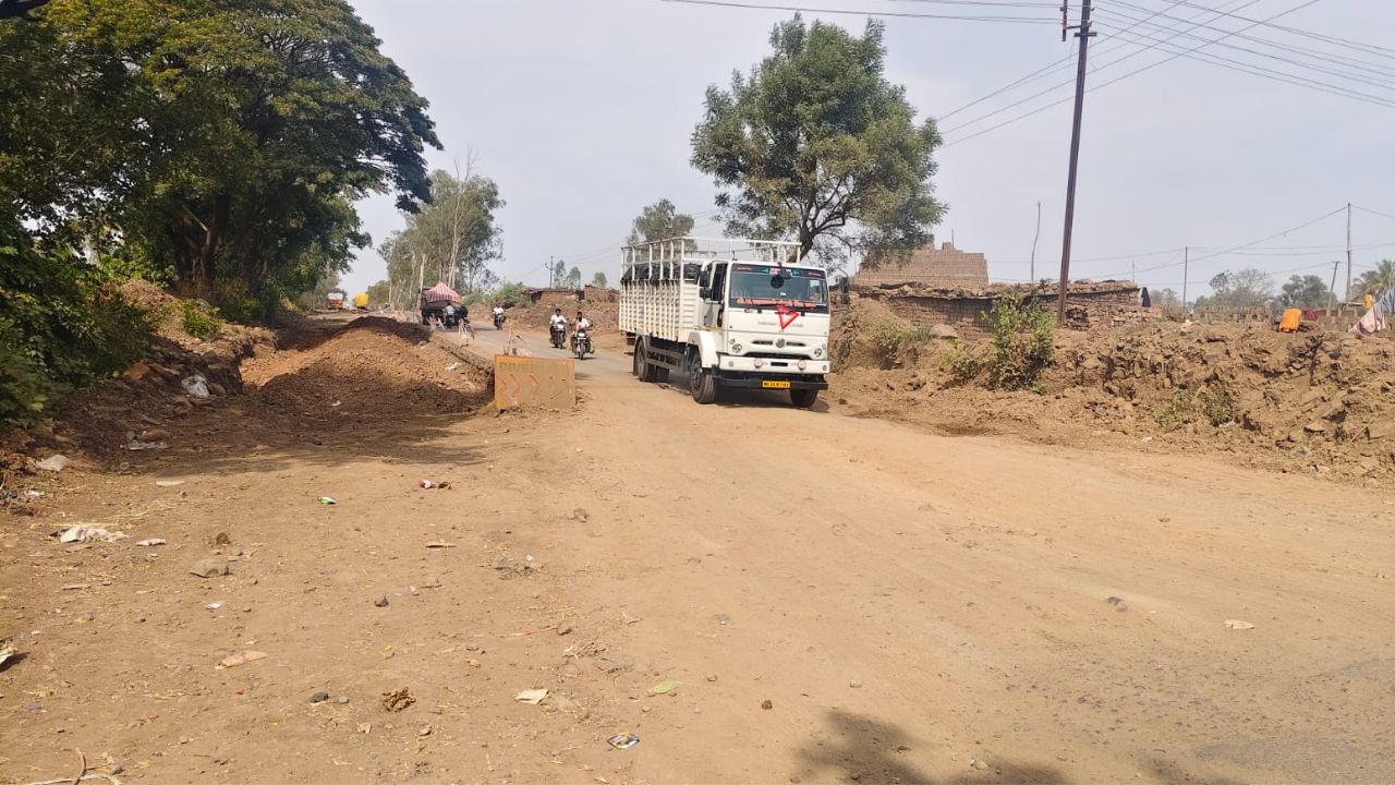 Satara News : मायणी–मल्हारपेठ रस्त्याचे कामकाजात मनमानी कारभार; निकृष्ट कामामुळे चार महिन्यातच रस्त्यांची झाली दुराव्यस्था
