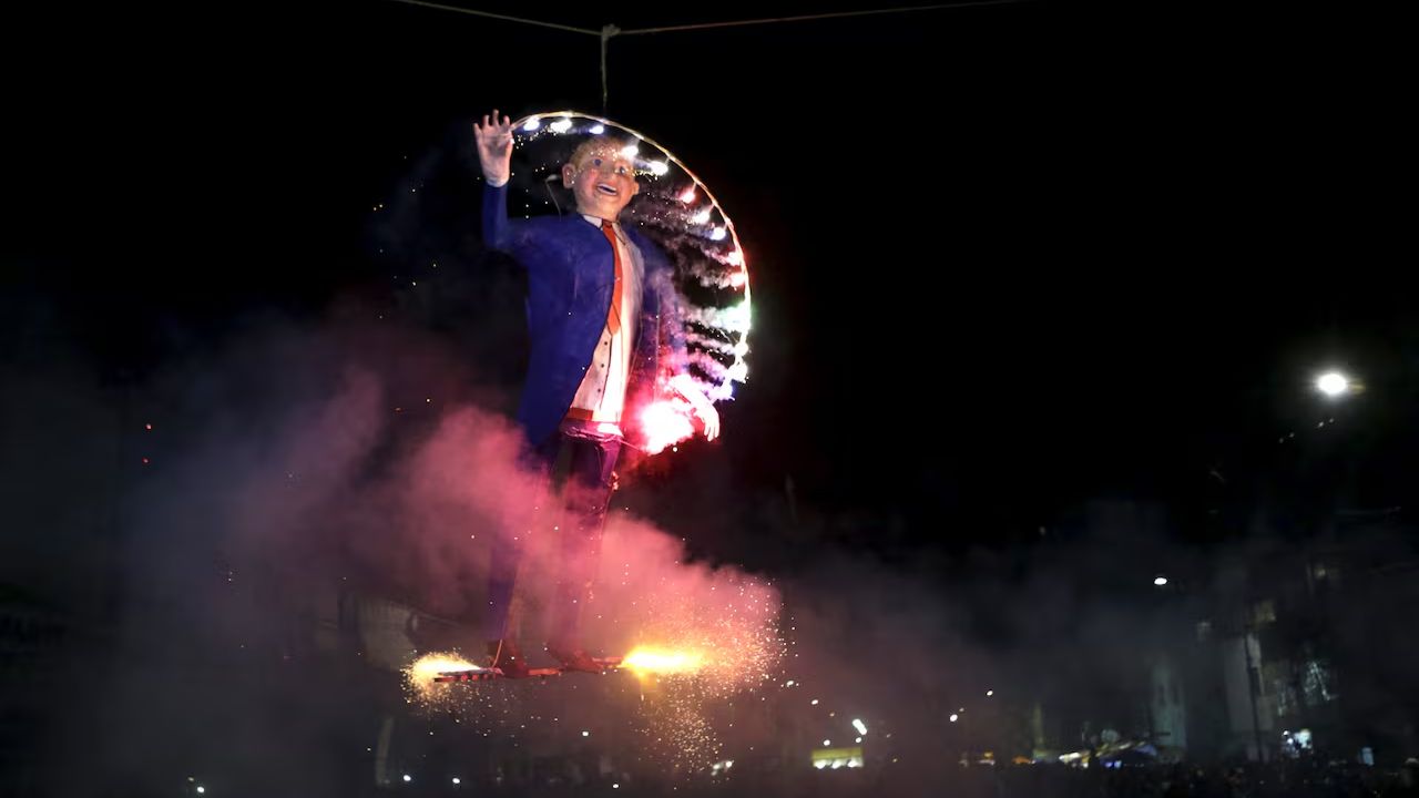 मेक्सिकोत ट्रम्पविरोधात नागरिकांचा संताप अनावर; ‘Burning of Judas’ मध्ये प्रतिमा जळून खाक, VIDEO