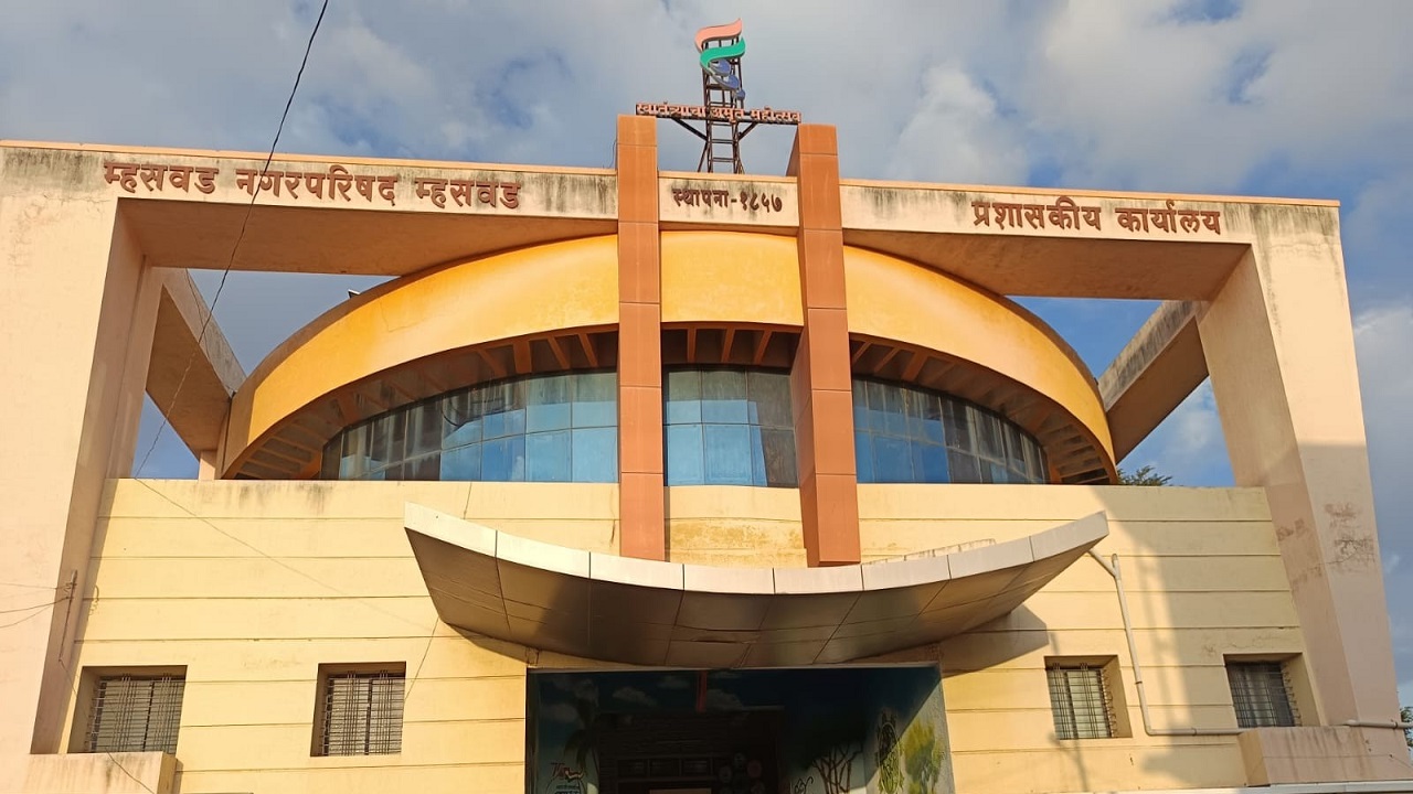 म्हसवड पालिकेचा अजब कारभार; व्यापारी गाळे विनाभाडे, लिलाव मात्र रखडले