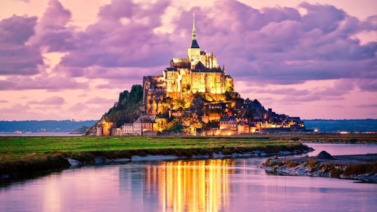 Mont Saint Michel: विलोभनीय! दिवसातून दोनदा गायब होते ‘हे’ बेट; ‘येथे’ आहे 1300 वर्षांपासून समुद्राशी लपाछपी खेळणारं रहस्यमय शहर