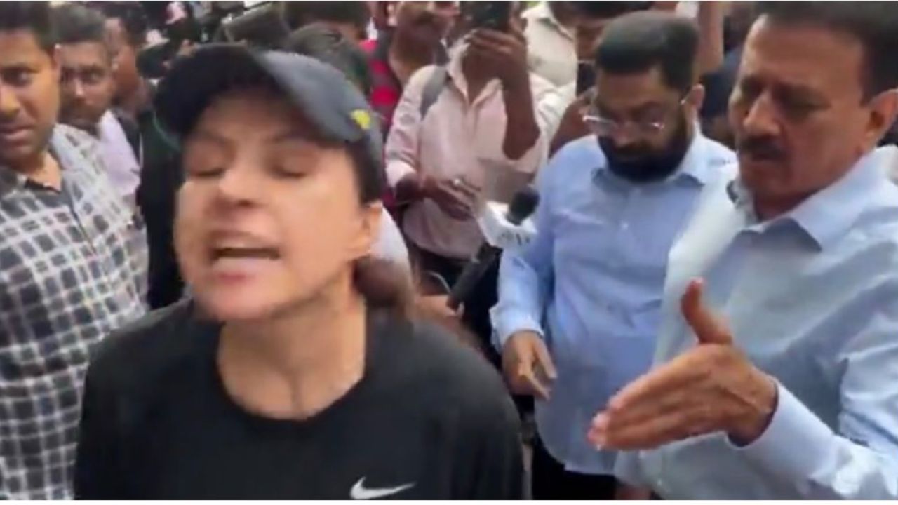 “नारीशक्ती भाजपचा मुखवटा टराटराsss फाडतील..! विरोधकांकडून वरळीतील महिलेचे कौतुक अन् BJPचा खरपूस समाचार