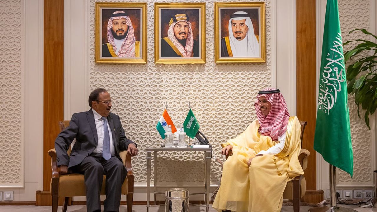 Ajit Doval : भारताचे ‘चाणक्य’ मैदानात! अजित डोवाल यांचा तातडीचा सौदी दौरा; युद्ध पेटण्यापूर्वी भारताचा मोठा प्लॅन तयार