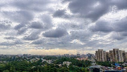 Nashik Weather : शेतकरी चिंतेत! उन्हाच्या चटक्यानंतर ढगाळ वातावरण, तापमानाचा पारा ४० वरून ३५ अंशावर