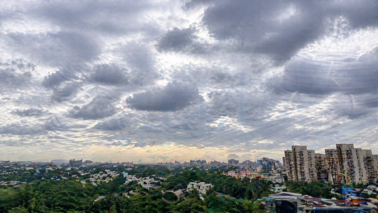 Nashik Weather : शेतकरी चिंतेत! उन्हाच्या चटक्यानंतर ढगाळ वातावरण, तापमानाचा पारा ४० वरून ३५ अंशावर