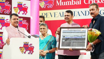 वानखेडे स्टेडियमवर दिग्गज क्रिकेटपटूंचा सन्मान; CM फडणवीसांच्या हस्ते Ravi Shastri स्टँडचे लोकार्पण