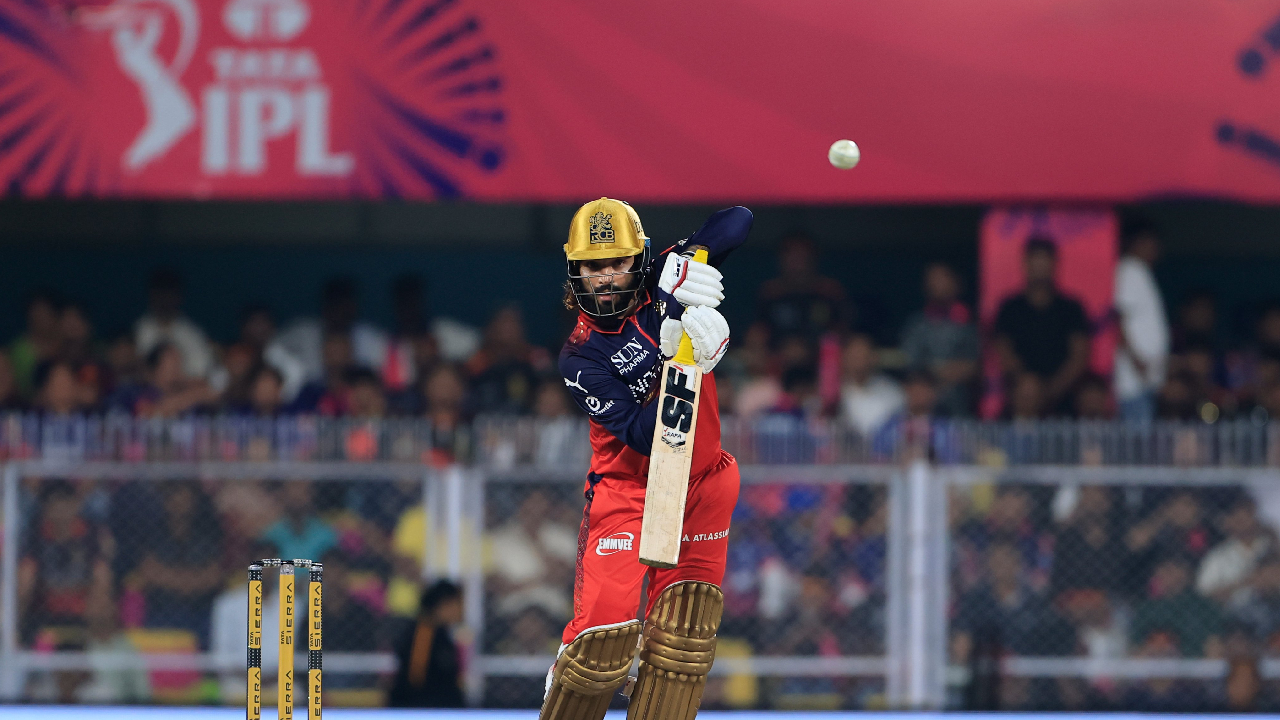 RR Vs RCB: रजत पाटीदार आरसीबीसाठी ठरला ‘संकटमोचक’; आरआरला हॅट्रिकसाठी 202 रन्सची गरज